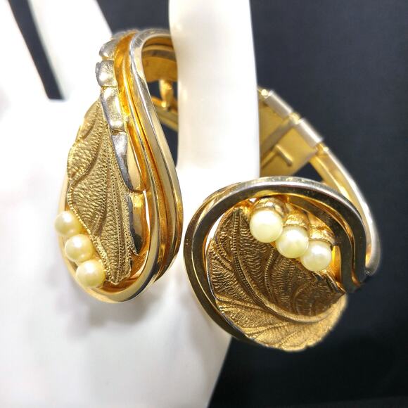 Tortolani Gold Plated Hinged Cuff Bracelet Leaf Design Faux Pearls 1960s Vintage - Picture 2 of 10